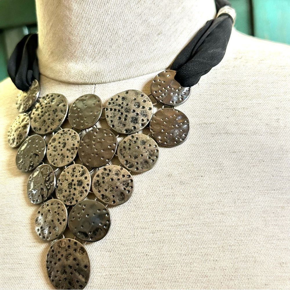 Silver tone statement necklace - Picture 2 of 11